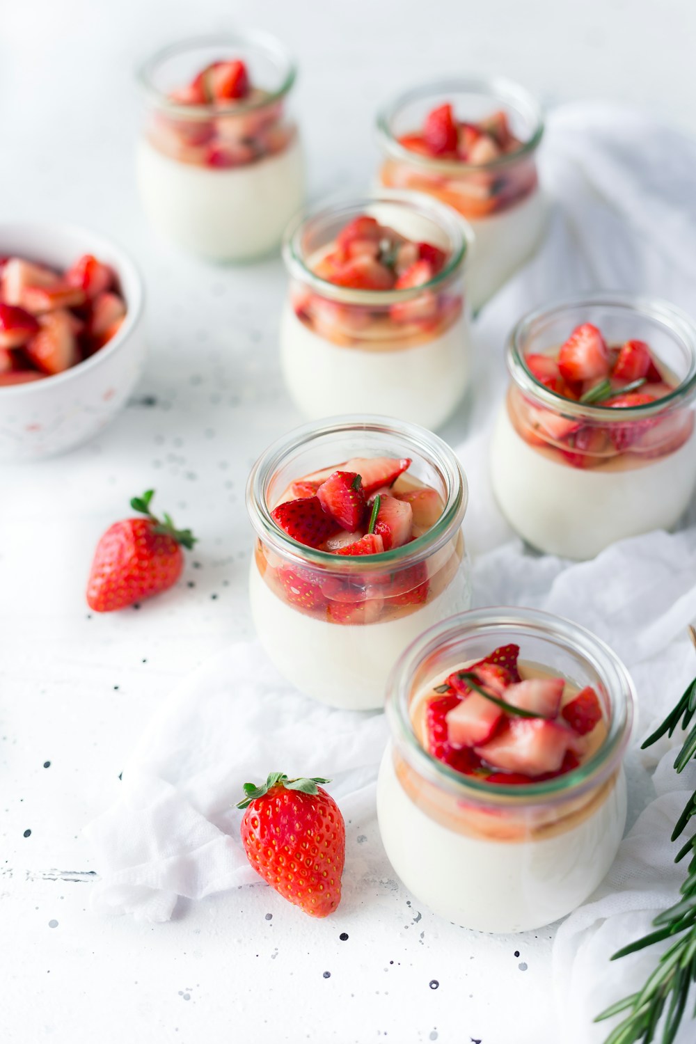Vaso de yogur con frutas, fotografía ilustrativa